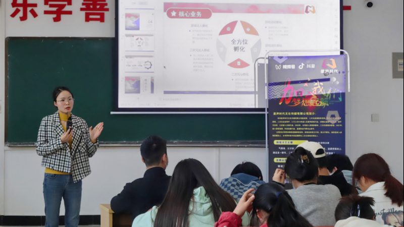 选择加盟品牌时，首先要关注其品牌实力和口碑。一家有实力的品牌通常具备以下特点：